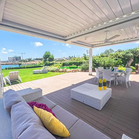 Erato Seafront Luxury פרוטאראס